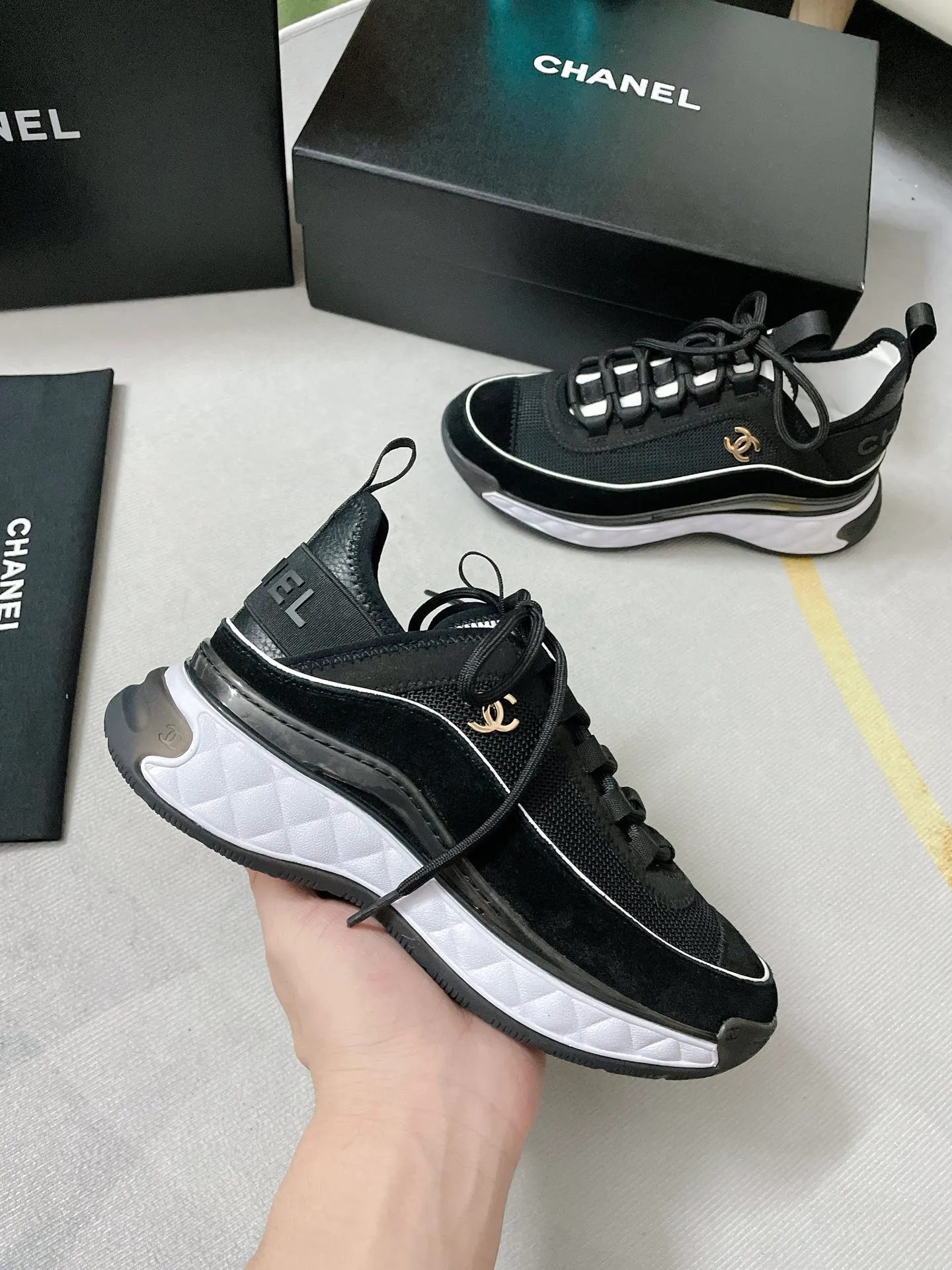 👟👟Ex-factory price 480👟👟 Size: 35-45 in stock, welcome to see the board for tasting details. Chanel Chanel Couple Style Xiaoxiang Casual Sports Shoes Dad Shoes Couple Style Counter original version 1:1, each color is accurately matched and internally marked. Black and gold logo. Fabric: Silk cowhide/Imported sheep tendon Outsole: T👟👟Ex-factory price U outsole/Transparent crystal bottom Comes with flip-top magnet box, complete package